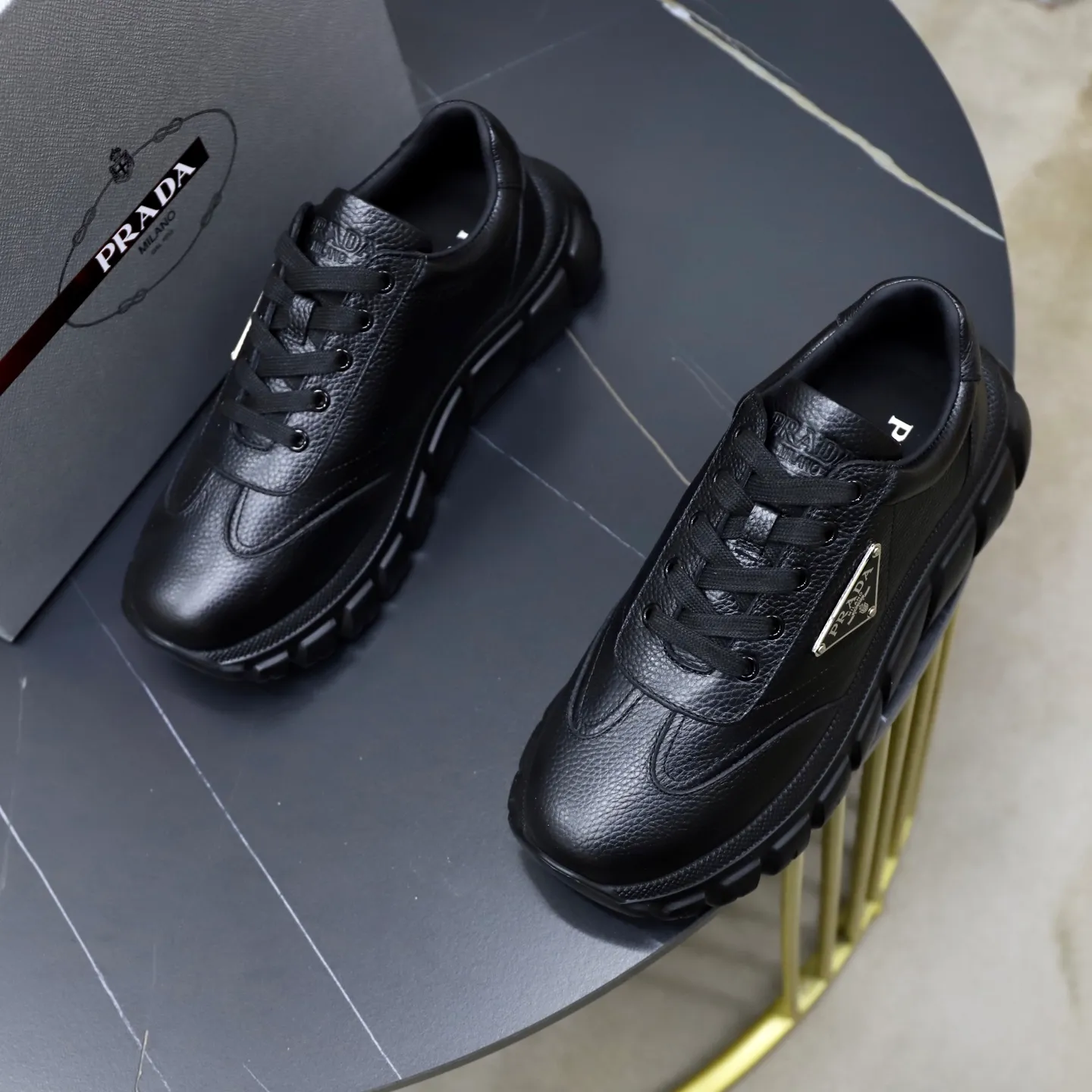 Ex-factory price: 700💰Top original order Brand: PRADA (Prada) Standard code: Men's size 38/44 (45 can be customized) Grade: Same as the official website Material: Original cowhide stitching, cowhide lining, original combination two-color wear-resistant soft outsole Style category: casual sports version, young fashion, European and American trend, British style Color: actual picture color